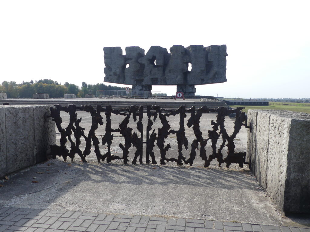 Lee más sobre el artículo APUNTES DE UN VIAJE AL CAMPO DE CONCENTRACION DE MAJDANEK